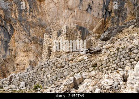 Italie Vénétie - les vestiges du fort Formento le long du chemin qui descend de Tofana III (ou Tofana di Dentro) Banque D'Images