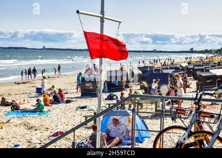 Fahne der DLRG am Ostsee-Strand zeigt Badeverbot an in Scharbeutz, Schleswig-Holstein, Deutschland, Europa Banque D'Images