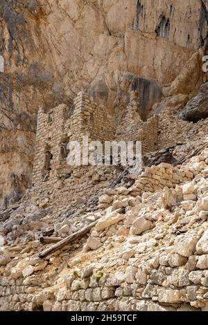 Italie Vénétie - les vestiges du fort Formento le long du chemin qui descend de Tofana III (ou Tofana di Dentro) Banque D'Images