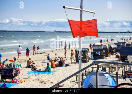 Fahne der DLRG am Ostsee-Strand zeigt Badeverbot an in Scharbeutz, Schleswig-Holstein, Deutschland, Europa Banque D'Images