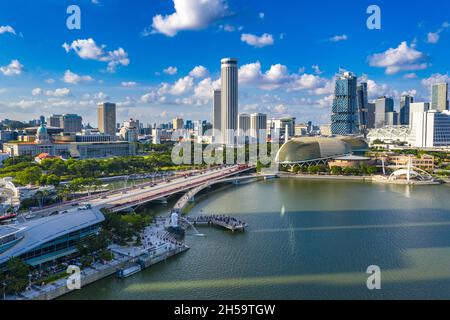 Singapour - 31 janvier 2020 : photo aérienne du parc Merlion et du quartier du centre-ville de Singapour Banque D'Images