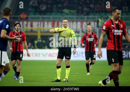 Milan, Italie.07th nov. 2021.Daniele Doveri arbitre pendant la série Un match de 2021/2022 entre AC Milan et Inter FCI au stade Giuseppe Meazza le 7 novembre 2021 à Milan, Italie crédit: Agence de photo indépendante/Alamy Live News Banque D'Images