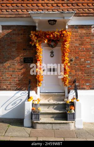 Halloween citrouilles accroupissent des feuilles orange et jaune en automne décorent la maison de la porte avant Rye East Sussex Angleterre Grande-Bretagne KATHY DEWITT Banque D'Images