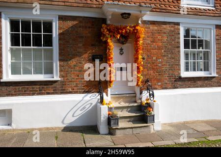 Halloween citrouilles accroupissent des feuilles orange et jaune en automne décorent la maison de la porte avant Rye East Sussex Angleterre Grande-Bretagne KATHY DEWITT Banque D'Images