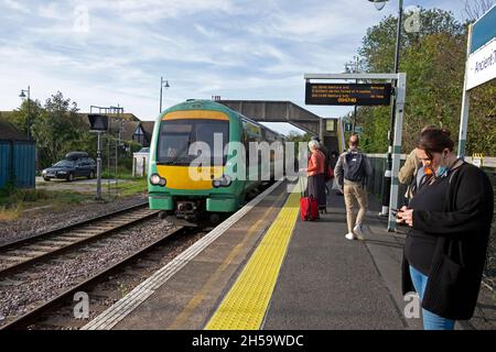 Passagers attendant sur la plate-forme pour monter à bord du train Southern Railway à destination de Londres à Rye East Sussex Angleterre Royaume-Uni à l'automne 2021 KATHY DEWITT Banque D'Images