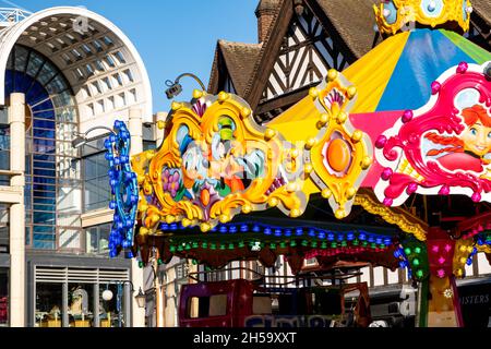 Kingston upon Thames Londres Angleterre Royaume-Uni, novembre 5 2021, Childrens Fairground Ride à l'extérieur du centre commercial Bentonls de Lomon Banque D'Images