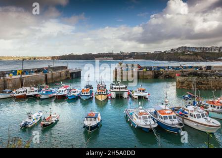 Des bateaux de pêche amarrés dans le pittoresque port de Newquay, dans les Cornouailles. Banque D'Images