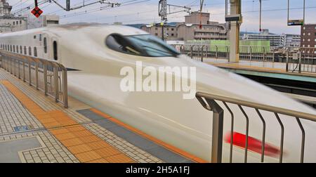 Train à grande vitesse Shinkansen entrant à la gare de Kyoto, au Japon Banque D'Images