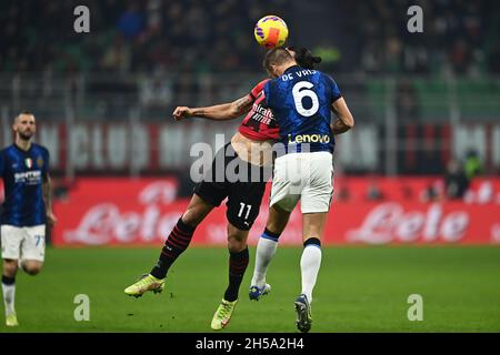 Milan, Italie.7 novembre 2021.Zlatan Ibrahimovic (Milan)Stefan de Vrij (Inter) lors du match italien 'erie A' entre Milan 1-1 Inter au stade Giuseppe Meazza le 07 novembre 2021 à Milan, Italie.Credit: Maurizio Borsari/AFLO/Alay Live News Banque D'Images