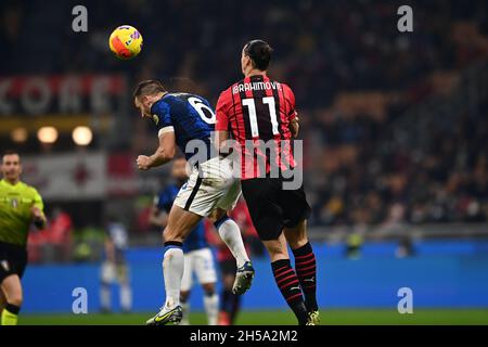 Milan, Italie.7 novembre 2021.Stefan de Vrij (Inter)Zlatan Ibrahimovic (Milan) lors du match italien 'erie A' entre Milan 1-1 Inter au stade Giuseppe Meazza le 07 novembre 2021 à Milan, Italie.Credit: Maurizio Borsari/AFLO/Alay Live News Banque D'Images