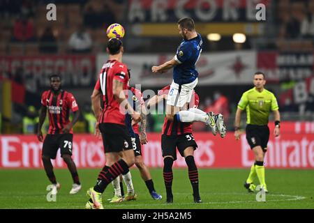 Milan, Italie.7 novembre 2021.Stefan de Vrij (Inter)Rade Krunic (Milan) lors du match italien 'erie A' entre Milan 1-1 Inter au stade Giuseppe Meazza le 07 novembre 2021 à Milan, Italie.Credit: Maurizio Borsari/AFLO/Alay Live News Banque D'Images