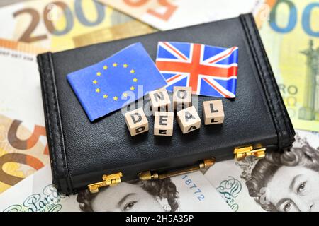 Aktenkoffer mit den Fahnen der Europäischen Union und Großbritannien und dem Schriftzug No Deal auf Geldscheinen, Symbolfoto Brexit Banque D'Images