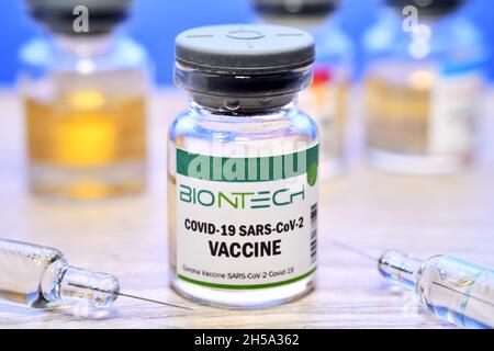 Injektionsflasche mit Impsprritzen, Corona-Impfstoff von Biontech, Symbolfoto Banque D'Images