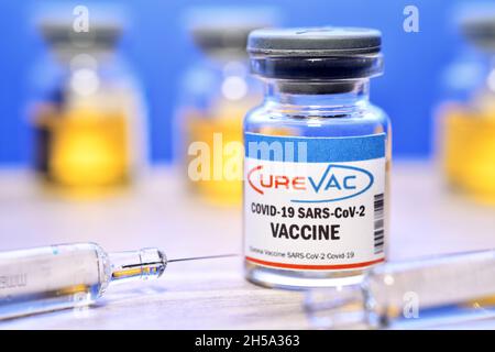 Injektionsflasche mit Impsprritzen, Corona-Impfstoff von CureVac, Symbolfoto Banque D'Images