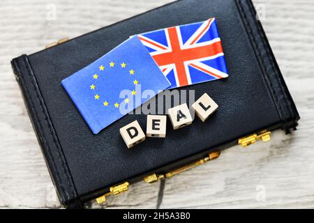 Aktenkoffer mit den Fahnen der Europäischen Union und Großbritannien und dem Schriftzug Deal, Symbolfoto Brexit Banque D'Images