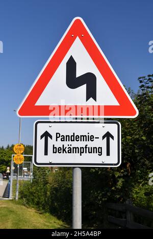 FOTOMONTAGE, Schild mit KurvenSymbol und Aufschrift Pandemiebekaempfung, Symbolfoto fuer Schlingerkurs in der Corona-Pandemiebekaempfung Banque D'Images