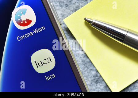 Application Corona-WARN et Luca App auf einem Handy Banque D'Images