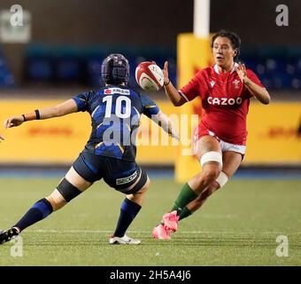 Cardiff, pays de Galles, 7, novembre 2021,Minori Yamamoto (Japon) (L) Georgia Evans (pays de Galles) photographié en action, pendant Wales Women c. Japan Women's Rugby, Credit:, Graham Glendinning,/ Alamy Live News Banque D'Images