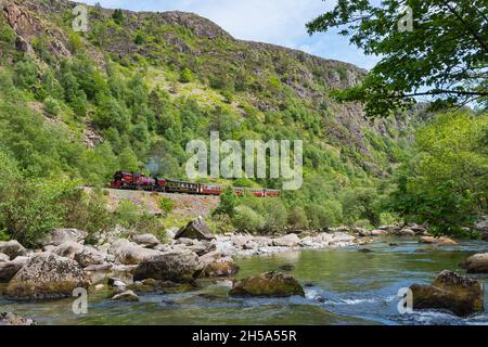 La locomotive à vapeur Garret conservée passe par le col Aberglaslyn à Snowdonia, dans le nord du pays de Galles, sur le chemin de fer des Highlands gallois Banque D'Images