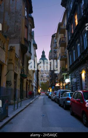Vue nocturne de la basilique Saint-Étienne dans une perspective de la rue Lázár, Budapest Banque D'Images