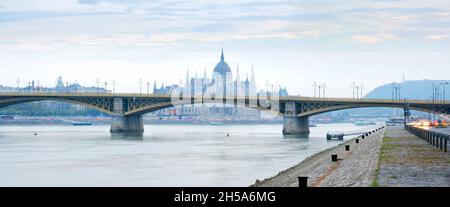 Vue panoramique de Budapest avec le Danube et le pont Margaret contre le Parlement Banque D'Images