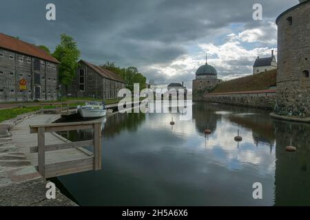 Vadstena, Suède - 23 mai 2021 : vue spectaculaire sur le chanel autour du château de Vadstena, ville du milieu de la Suède Banque D'Images