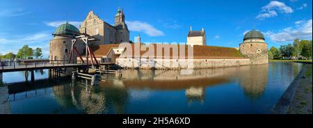 Vadstena, Suède - 23 mai 2021 : vue panoramique sur le château de Vadstena dans une belle après-midi ensoleillée avec réflexion sur l'eau Banque D'Images