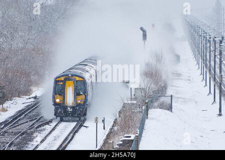 Train électrique de passagers à Sellindge dans la neige Banque D'Images