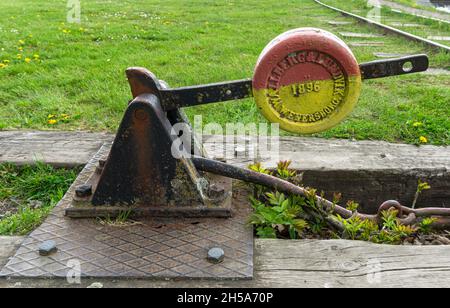 Vadstena, Suède - 23 mai 2021 : ancien mélangeur de chemin de fer sur des voies de chemin de fer abandonnées dans une des villes suédoises Banque D'Images