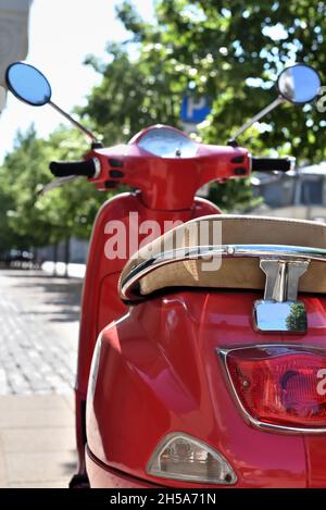 Arrière du scooter à moteur rouge avec feu d'arrêt arrière.La moto est un véhicule et le transport dans la ville.Location de scooter pour la conduite en ville. Banque D'Images