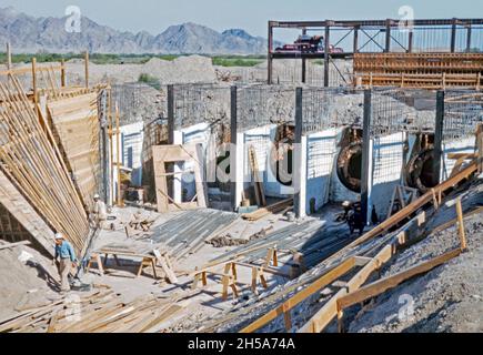 Travaux de construction sur le canal Wellton-Mohawk, près de Yuma, en Arizona, aux États-Unis, au début des années 1950.Ici, les travailleurs construisent la «afterbay» au sommet de l'une des stations de pompage le long du canal.Le district d'irrigation et de drainage Wellton-Mohawk est situé dans le sud-ouest de l'Arizona, à l'est de Yuma, construit entre 1949 et 1957.Il permet l'irrigation dans la vallée de la Basse Gila avec de l'eau du fleuve Colorado via le canal de Gila jusqu'au canal Wellton-Mohawk, où il est pompé à environ 160 pieds jusqu'aux sources – une photographie vintage des années 1950. Banque D'Images