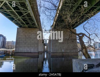 Stockholm, Suède - 19 avril 2021 : sous le pont de l'île de Liljeholmen à Stockholm Banque D'Images