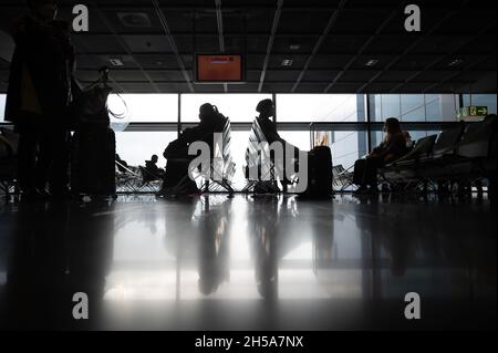 08 novembre 2021, Hessen, Francfort-sur-le-main : les passagers attendent à la porte d'un vol Lufthansa à destination de New York à l'aéroport de Francfort.À compter de novembre 8, les vols avec des citoyens de l'UE vaccinés vers les États-Unis seront à nouveau autorisés.Photo: Sebastian Gollnow/dpa Banque D'Images