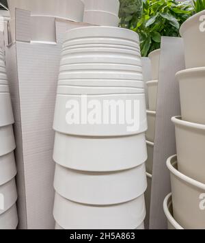 Stockholm, Suède - 7 avril 2021 : pile de pots de fleurs blancs prêts à planter des fleurs et à décorer des maisons Banque D'Images