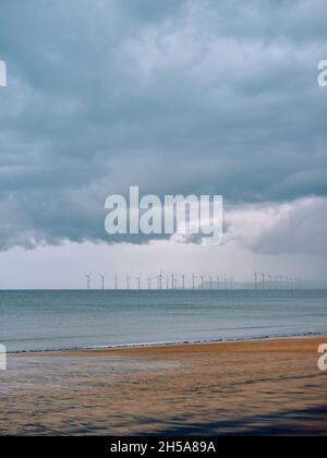 Offshore Wind Power - North Gare plage et distant offshore Teesside wiind ferme / parc à vent à Teesbay près de Redcar côte de la mer du Nord Angleterre Banque D'Images