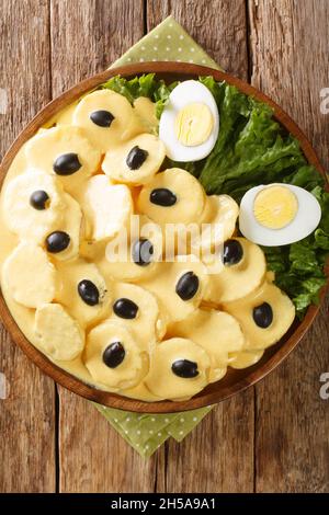 Papa a la Huancaina pommes de terre de style Huancayo avec des œufs durs à la carte sur la table.Vue verticale du dessus Banque D'Images