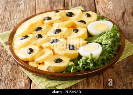 Cuisine péruvienne Papa a la huancaina ou pommes de terre les pommes de terre bouillies de style Huancayo sont recouvertes d'une sauce crémeuse au fromage dans l'assiette sur la patte Banque D'Images