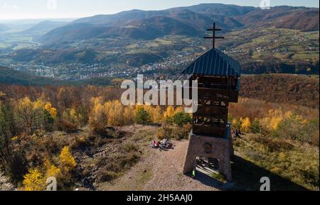 Vue aérienne de la tour d'observation Haj dans la forêt d'automne près de Nova Bana, Slovaquie Banque D'Images