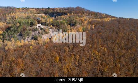 Vue aérienne de la tour d'observation Haj dans la forêt d'automne près de Nova Bana, Slovaquie Banque D'Images