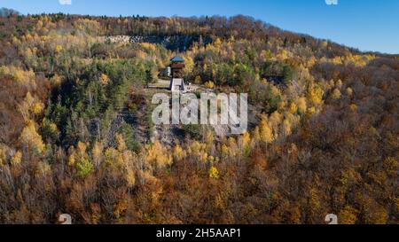 Vue aérienne de la tour d'observation Haj dans la forêt d'automne près de Nova Bana, Slovaquie Banque D'Images