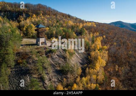 Vue aérienne de la tour d'observation Haj dans la forêt d'automne près de Nova Bana, Slovaquie Banque D'Images