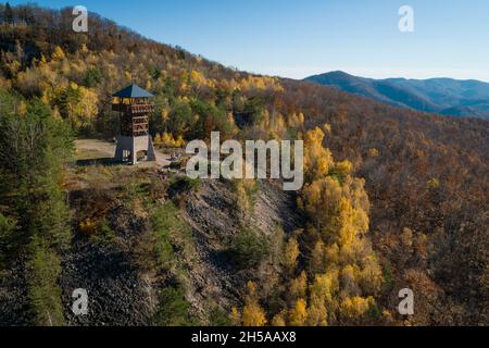 Vue aérienne de la tour d'observation Haj dans la forêt d'automne près de Nova Bana, Slovaquie Banque D'Images