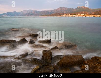 Saint Florent , corse France , vue de roya plage longue exposition avec bur sur l'eau près du coucher du soleil . Banque D'Images