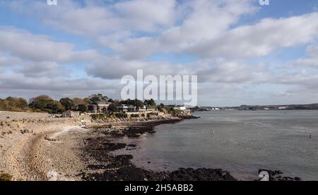 Devil's point sur le front de mer à Stonehouse, Plymouth.Vue à côté de Firestone Bay montrant le restaurant de la tour d'artillerie et la maison de Nazareth.Les s historiques Banque D'Images