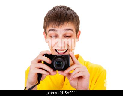 Joyeux jeune homme avec un appareil photo isolé sur fond blanc Banque D'Images
