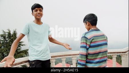 Petits frères et sœurs de l'Inde s'amuser près du balcon à Shimla, Himachal Pradesh, Inde Banque D'Images