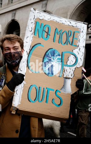 Centre de Londres 06.11.2021.Démonstration exigeant une action sur la crise climatique.Un jeune homme porte un panneau indiquant « plus de flic outs » Banque D'Images