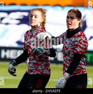 BARNETT, ANGLETERRE - NOVEMBRE 07: G-R Sophie Baggaley de Manchester United Women et Mary Earps de Manchester United Women pendant l'échauffement avant le match Banque D'Images