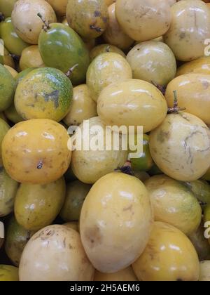 Fruit de la passion dans un marché, plein écran.C'est un fruit produit par des plantes du genre Passiflora, de la famille des Passifloraceae. Banque D'Images