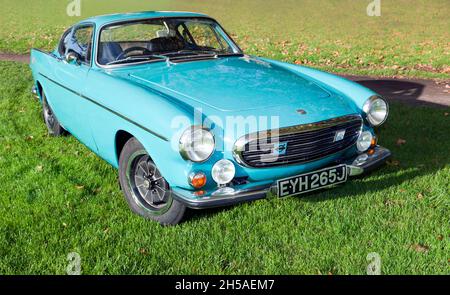 Vue des trois quarts avant d'une Turquoise, 1971, Volvo P1800 E Banque D'Images